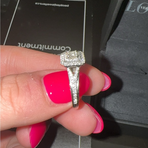 Vera Wang 14kt Engagement Diamond Ring For Sale! - Picture 2 of 8